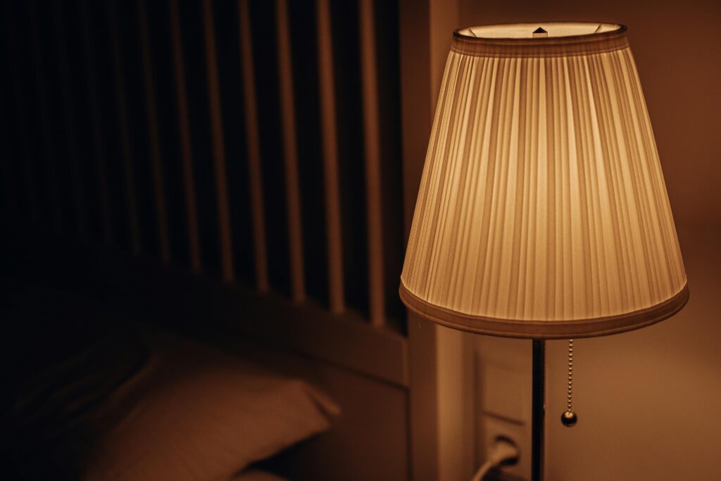 Bedside-lamp-with-warm-light-creating-a-relaxing-evening-atmosphere-for-better-sleep-and-a-calming-bedtime-routine
